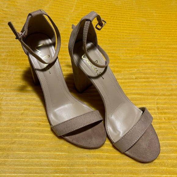 Beautiful barely worn beige LuLus! - Picture 3 of 4